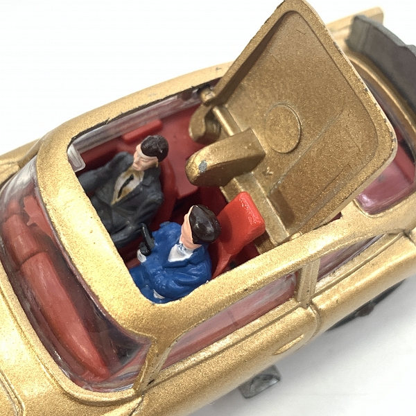 実際に弊社で買取させて頂いたCORGI TOYS/コーギートイズ 1/43 007 ゴールドフィンガー ASTON MARTIN D.B.5 ＃261/アストンマーティン ゴールド ミニカーの画像 6枚目