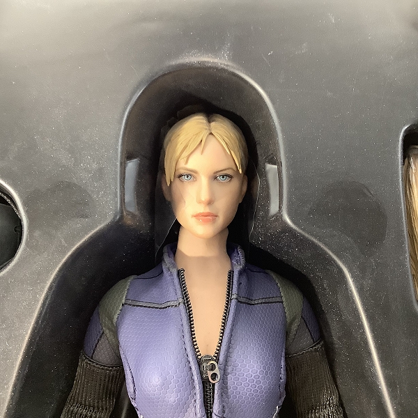 実際に弊社で買取させて頂いたHOT TOYS/ホットトイズ ビデオゲーム・マスターピース バイオハザード5 1/6 ジル・バレンタイン バトルスーツ版 フィギュアの画像 4枚目