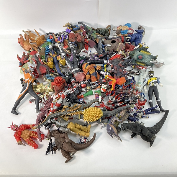 実際に弊社で買取させて頂いた【おまとめ】ウルトラマン/仮面ライダー 怪獣/怪人 他 ソフビ/人形/フィギュア 