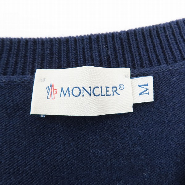 実際に弊社で買取させて頂いた【JPタグ】MONCLER/モンクレール MAGLIONE TRICOT SCOLLO AV ロゴワッペン Vネックセーター A20919144500 97890/Mの画像 3枚目