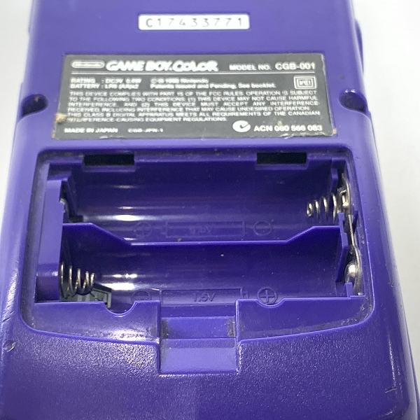 実際に弊社で買取させて頂いた任天堂/Nintendo/ニンテンドー GAME BOY COLOR/ゲームボーイカラー 本体 CGB-001 パープル/ポケットボンバーマン ソフト付きの画像 4枚目