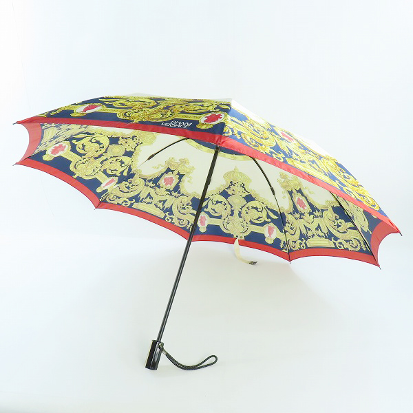 実際に弊社で買取させて頂いたジャンニヴェルサーチ 折りたたみ傘 雨具 総柄 ホワイト系×ネイビー×レッドの画像 1枚目