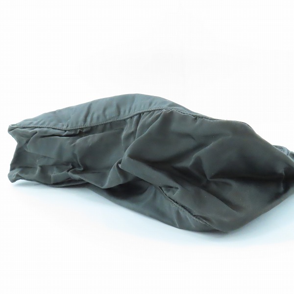 実際に弊社で買取させて頂いたPRADA/プラダ ロゴプレート ナイロン ハンドバッグ グレーの画像 2枚目