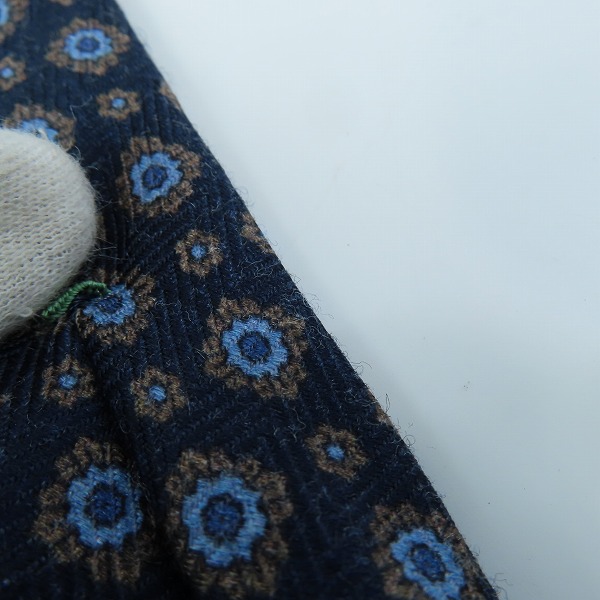 実際に弊社で買取させて頂いたLUIGI BORRELLI/ルイジ ボレッリ 総柄 ネイビー シルク/ウール ネクタイの画像 5枚目