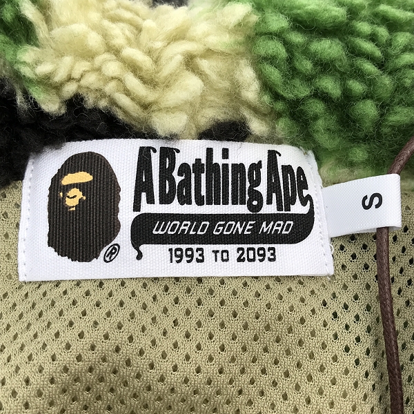 実際に弊社で買取させて頂いた【未使用】A BATHING APE/アベイジングエイプ ABC Camo zip-up Hoodie ボアジャケット 001ZPK801307M/Sの画像 2枚目