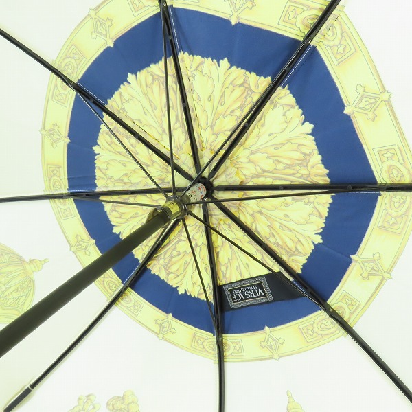 実際に弊社で買取させて頂いたジャンニヴェルサーチ 折りたたみ傘 雨具 総柄 ホワイト系×ネイビー×レッドの画像 3枚目