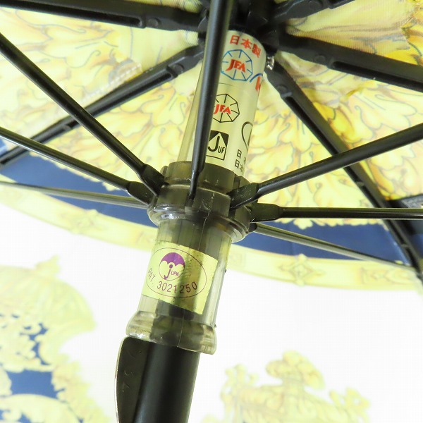 実際に弊社で買取させて頂いたジャンニヴェルサーチ 折りたたみ傘 雨具 総柄 ホワイト系×ネイビー×レッドの画像 4枚目