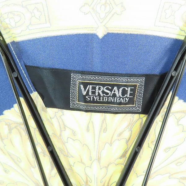 実際に弊社で買取させて頂いたジャンニヴェルサーチ 折りたたみ傘 雨具 総柄 ホワイト系×ネイビー×レッドの画像 5枚目