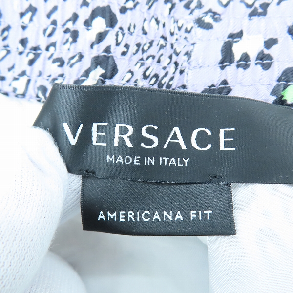 実際に弊社で買取させて頂いたVERSACE/ヴェルサーチ バロック/ヒョウ 総柄 シルク ハーフパンツ/ショーツ A84097/44の画像 2枚目