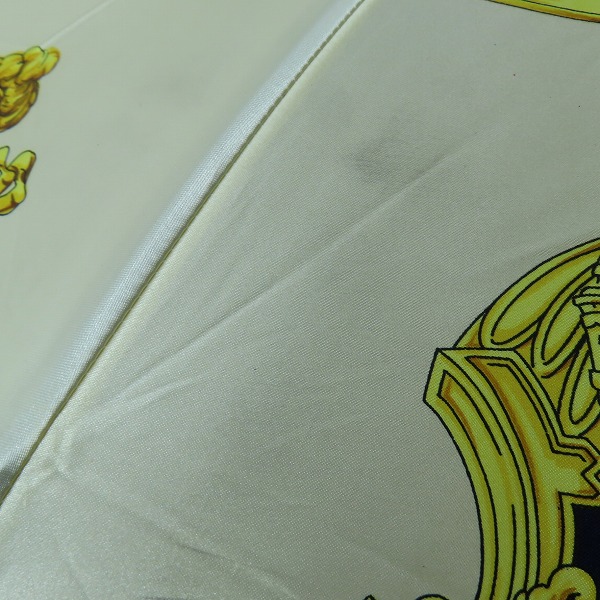 実際に弊社で買取させて頂いたジャンニヴェルサーチ 折りたたみ傘 雨具 総柄 ホワイト系×ネイビー×レッドの画像 7枚目