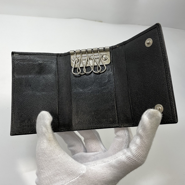 実際に弊社で買取させて頂いた【難有り】PRADA/プラダ 6連 キーケースの画像 3枚目