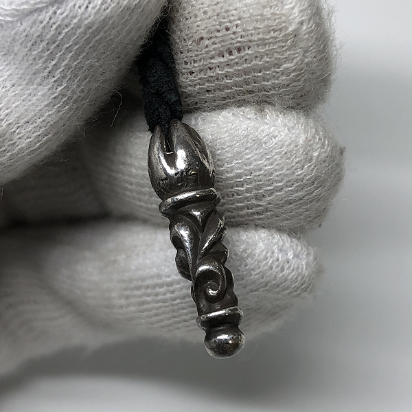 実際に弊社で買取させて頂いたCHROME HEARTS/クロムハーツ フィリグリークロス ペンダント XS ｗ/レザーブレード の画像 6枚目