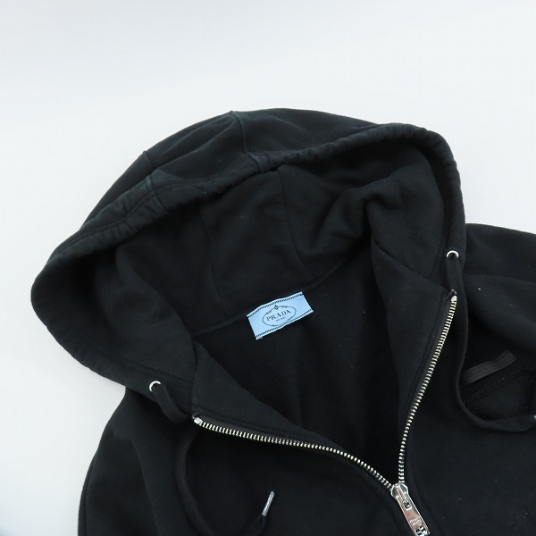 実際に弊社で買取させて頂いたPRADA/プラダ 21AW トライアングルクロップド ジップアップパーカー 138590 R212 11LN/Mの画像 7枚目