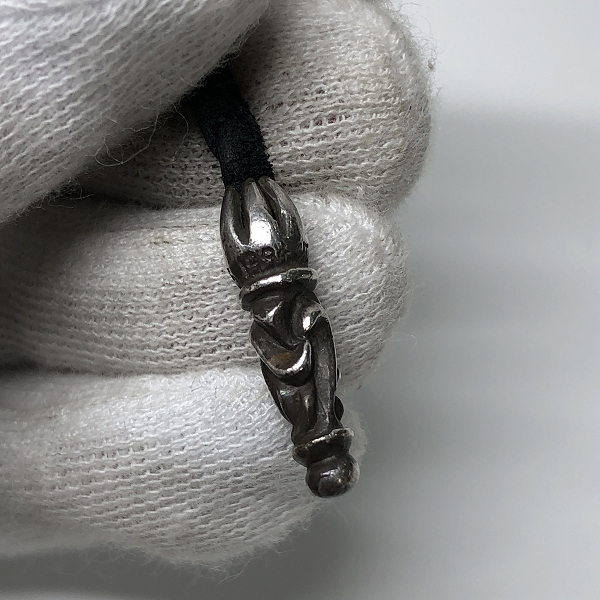実際に弊社で買取させて頂いたCHROME HEARTS/クロムハーツ フィリグリークロス ペンダント XS ｗ/レザーブレード の画像 5枚目