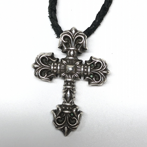 実際に弊社で買取させて頂いたCHROME HEARTS/クロムハーツ フィリグリークロス ペンダント XS ｗ/レザーブレード の画像 1枚目