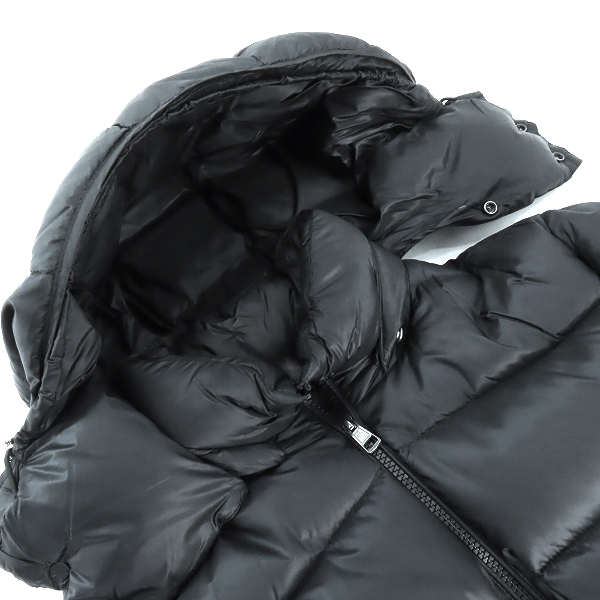 実際に弊社で買取させて頂いた【JPタグ】MONCLER/モンクレール WILLM GIUBBOTTO アームトリコロール ダウンジャケット E20914135585/0の画像 3枚目