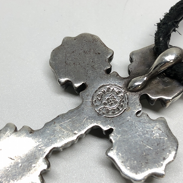 実際に弊社で買取させて頂いたCHROME HEARTS/クロムハーツ フィリグリークロス ペンダント XS ｗ/レザーブレード の画像 8枚目