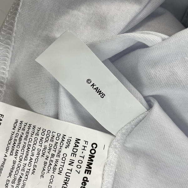 実際に弊社で買取させて頂いたCOMME des GARCONS SHIRT×KAWS/コムデギャルソンシャツ×カウズ Tシャツ FH-T007/XLの画像 2枚目