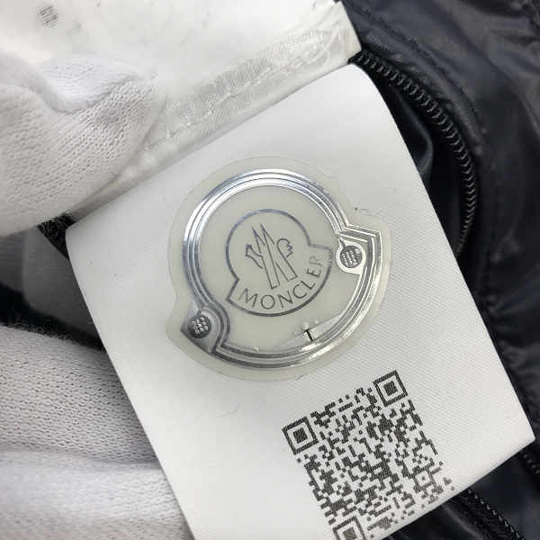 実際に弊社で買取させて頂いた【JPタグ】MONCLER/モンクレール 20AW TARNOS /タルノスフロントワッペン付 ダウンジャケット F20911A51R00 68950/1の画像 6枚目