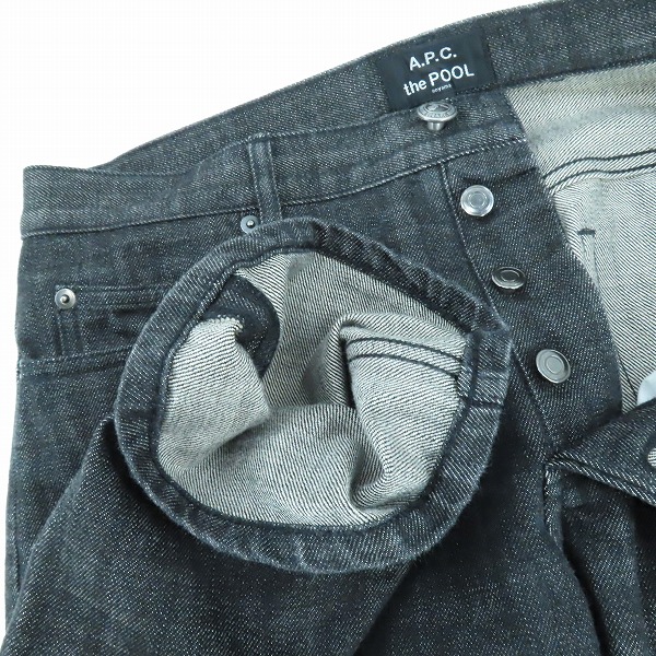 実際に弊社で買取させて頂いたA.P.C. × the POOL aoyama/アーペーセー × ザ・プール 青山 ボタンフライ デニム/32の画像 2枚目