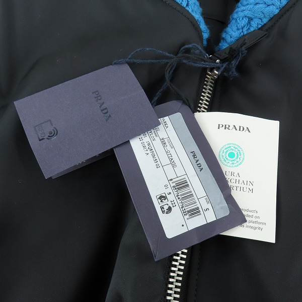 実際に弊社で買取させて頂いたPRADA/プラダ 22AW 三角プレートナイロンブルゾン ボンバージャケット SGC101 S222 1WQ8/Sの画像 9枚目