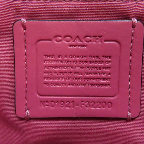 実際に弊社で買取させて頂いたCOACH/コーチ PVC×レザー シグネチャー リュックサック F32200の画像 4枚目