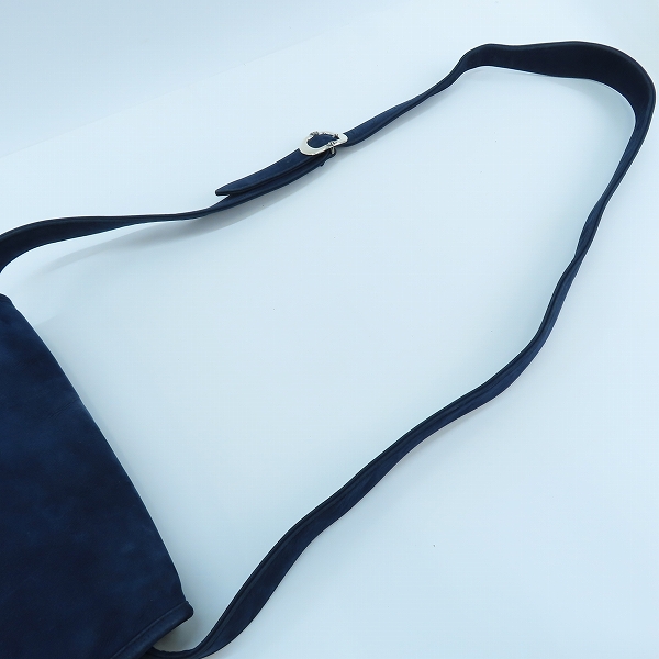 実際に弊社で買取させて頂いたCHROME HEARTS/クロムハーツ MESSENGER BAG SWEDE FILIGREE CROSS/ラージフィリグリークロス ショルダーバッグの画像 2枚目