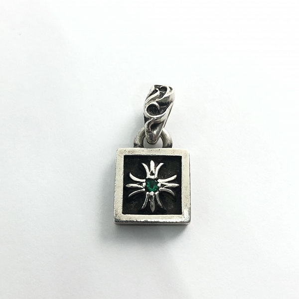 実際に弊社で買取させて頂いたCHROME HEARTS/クロムハーツ フレームドCHプラス チャーム エメラルドの画像 1枚目