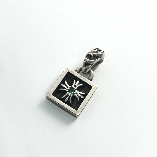 実際に弊社で買取させて頂いたCHROME HEARTS/クロムハーツ フレームドCHプラス チャーム エメラルド