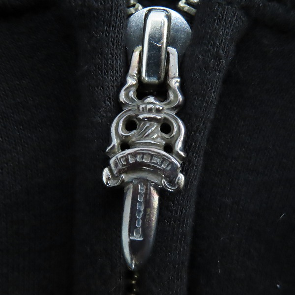 実際に弊社で買取させて頂いたCHROME HEARTS/クロムハーツ ホースシュー CHプラス プリント ジップアップ パーカー 003-033599 XLの画像 6枚目