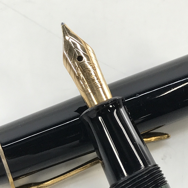 実際に弊社で買取させて頂いたPELIKAN/ペリカン グリーンストライプ  万年筆 ペン先14C-585